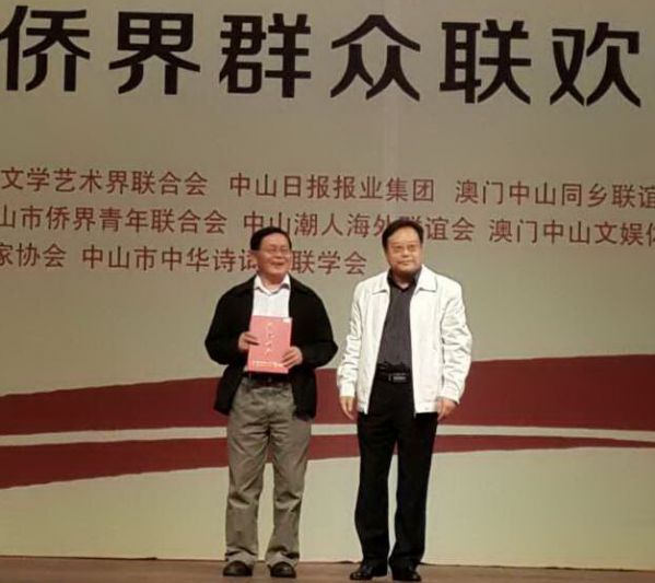 5、市文聯(lián)常務副主席馮福祿頒發(fā)古詩詞類一等獎。.jpg