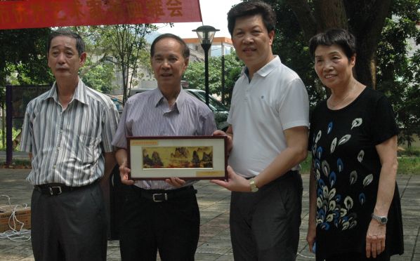 市僑聯(lián)主席余志向澳門老年書畫協(xié)會致送紀念品。.jpg