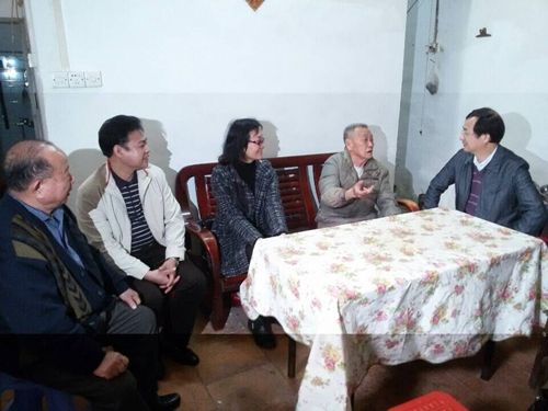 20150212中山市僑聯副主席楊彪(右一)、黃圃鎮(zhèn)副鎮(zhèn)長范景團(左二)、中山市外事僑務局經聯科長高