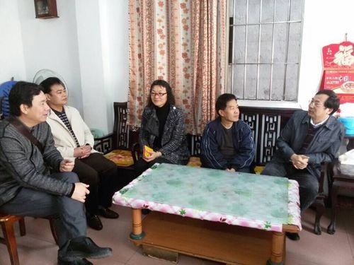 20150212中山市僑聯副主席楊彪(右一)、黃圃鎮(zhèn)副鎮(zhèn)長范景團(左二)、中山市外事僑務局經聯科長高