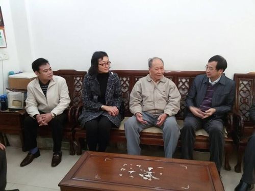 20150212中山市僑聯副主席楊彪(右一)、黃圃鎮(zhèn)副鎮(zhèn)長范景團(左一)、中山市外事僑務局經聯科長高