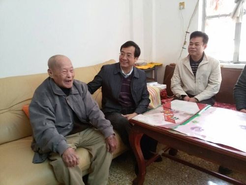 20150212中山市僑聯副主席楊彪(中)、黃圃鎮(zhèn)副鎮(zhèn)長范景團(右)慰問印尼歸僑林文敬(左)_副本.