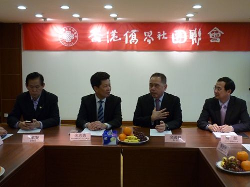 香港僑界社團(tuán)聯(lián)會(huì)會(huì)長(zhǎng)余國(guó)春與訪問(wèn)團(tuán)分享經(jīng)貿(mào)信息_副本.jpg