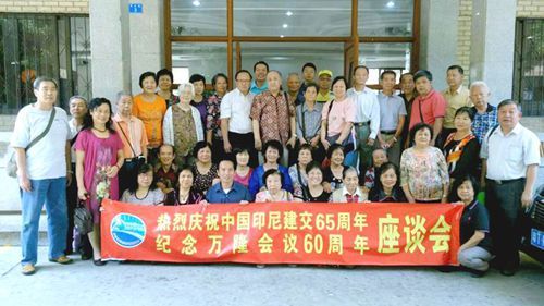 P 012 會后，參會全體人員在市僑聯(lián)辦公樓前合影留念。_副本.jpg