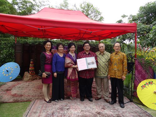 P 004 中山印尼歸僑代表向布啟領(lǐng)事贈送禮物_副本.jpg