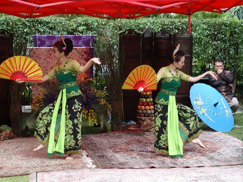 P 006 僑二代的姑娘們，靚麗的演出_副本.jpg