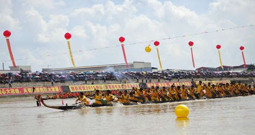 黃圃鎮(zhèn)端午龍舟賽中的龍舟競(jìng)渡項(xiàng)目賽盛況_副本.jpg