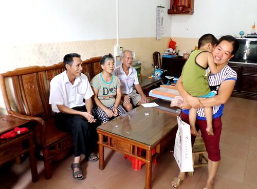 旅外鄉(xiāng)親情牽桑梓 千里資助困難家庭(2015-7-8)_副本.jpg