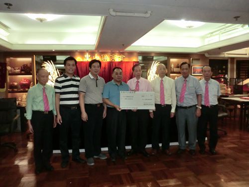 2015年7月14日,黃圃鎮(zhèn)由統(tǒng)僑辦主任石小康(左三)、新沙村黨支部書(shū)記馮注昌(左二)，陪同新沙小學(xué)