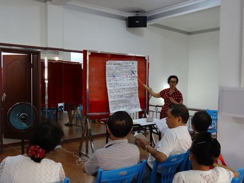 洪英蘭理事在《僑胞之家》印尼文班授課中_副本.jpg