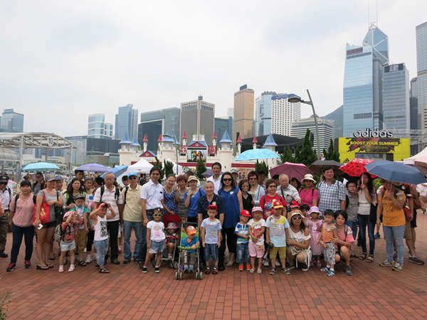 港澳中山黃圃同鄉(xiāng)會(huì)2015青少年夏令營(yíng)學(xué)員與家長(zhǎng)合照_副本.jpg