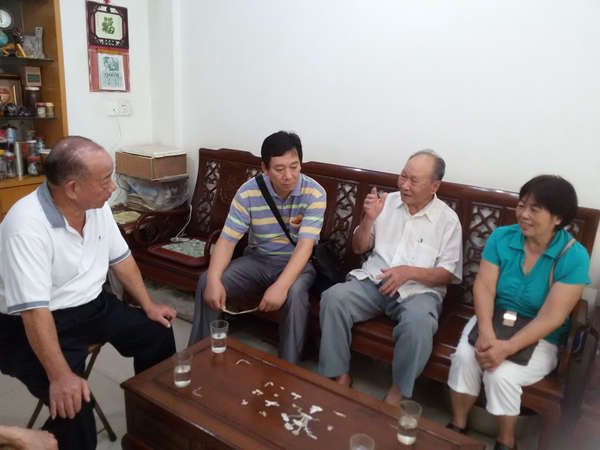 黃圃鎮(zhèn)僑聯(lián)慰問馬來西亞歸僑(右二)_副本.jpg