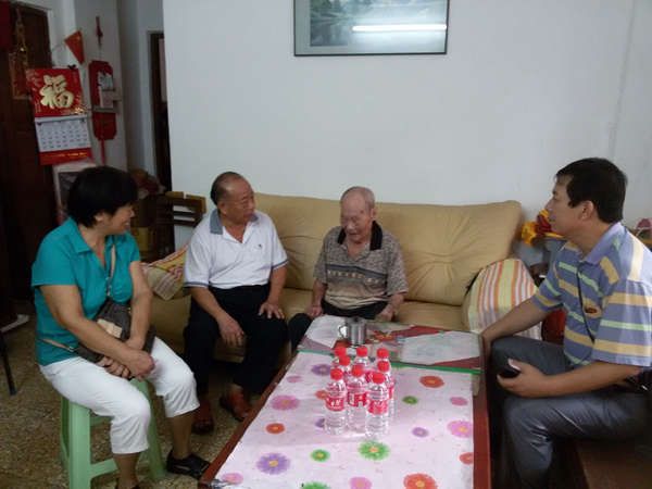 黃圃鎮(zhèn)僑聯(lián)慰問印尼歸僑(左三)_副本.jpg