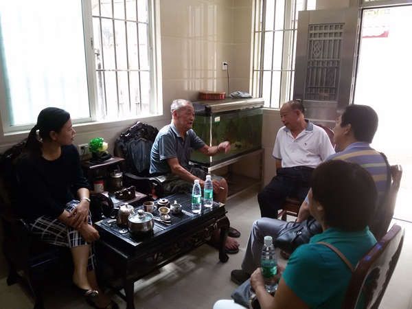 黃圃鎮(zhèn)僑聯(lián)慰問馬來西亞歸僑(左二)_副本.jpg