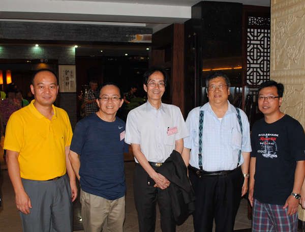 鎮(zhèn)長(zhǎng)文衛(wèi)戈、黨委委員林雅科與香港中山社團(tuán)聯(lián)合會(huì)簡(jiǎn)直航主席等鄉(xiāng)親合影（2015-7-25）_副本.jp