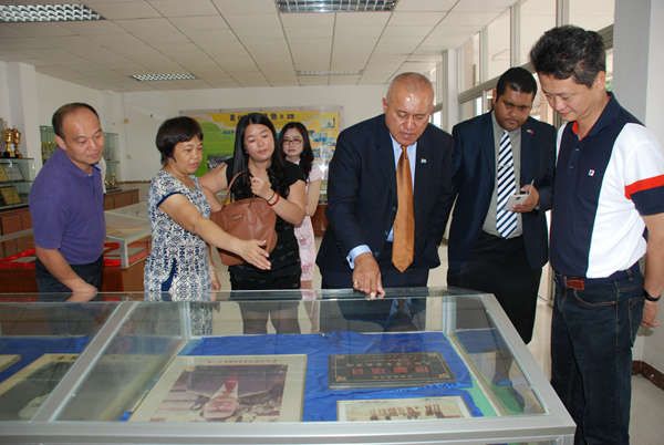 斐濟(jì)駐華大使訪校 2015-9-12_副本.jpg