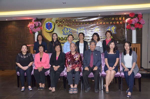 方志仁、李興發(fā)、朱君來(lái)及嘉賓們與沙巴中山公會(huì)婦女組執(zhí)委合攝_副本.jpg