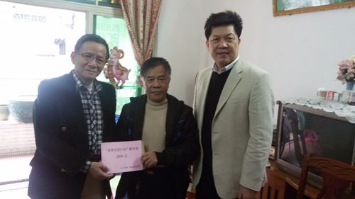 中山市僑聯(lián)主席余志勇(右)與慰問組代表向歸僑王城(中)送上慰問金_副本.jpg