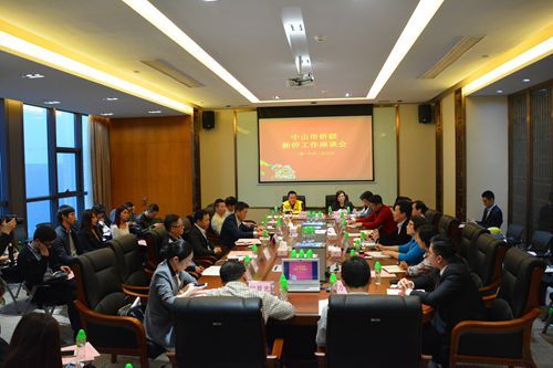 新僑工作座談會正在進(jìn)行中.jpg