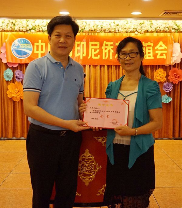 省僑聯(lián)副主席、市僑聯(lián)主席余志勇為洪英蘭會(huì)長(zhǎng)頒發(fā)證書。_副本.jpg
