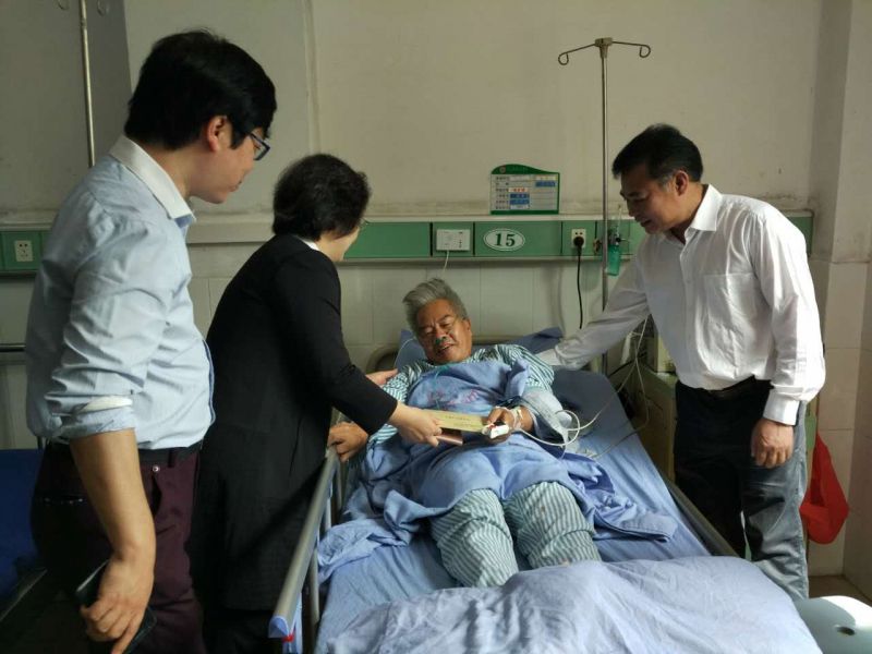 市僑聯(lián)梁冬曉副主席慰問困難歸僑王城.jpg