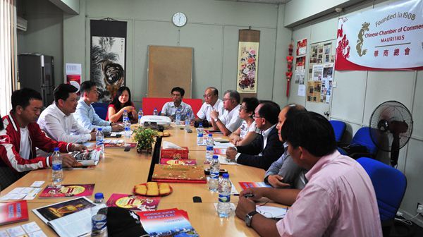 2、考察團(tuán)一行與毛里求斯華商總會(huì)開展交流_副本.jpg