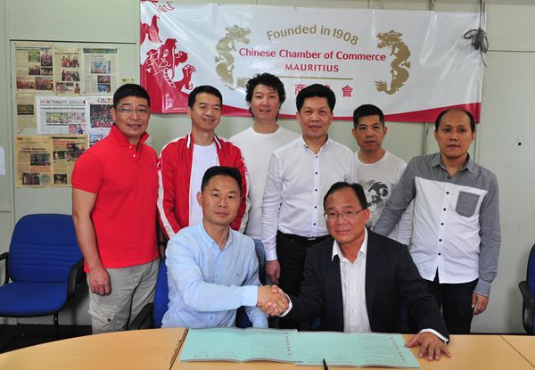 4、中山僑界青年聯(lián)合會(huì)副會(huì)長(zhǎng)鄭敬尉與毛里求斯華商總會(huì)簽訂友好合作協(xié)議書_副本.jpg