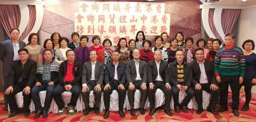 鎮(zhèn)領(lǐng)導(dǎo)與同鄉(xiāng)會(huì)鄉(xiāng)親合影_副本.jpg