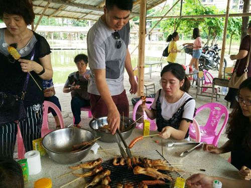 4、僑友們在燒烤_副本.jpg