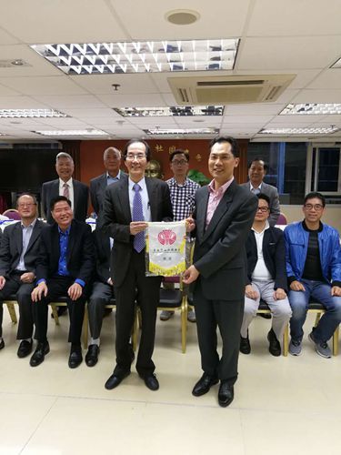 香港中山社團(tuán)總會(huì)向三角鎮(zhèn)致送錦旗_副本.jpg