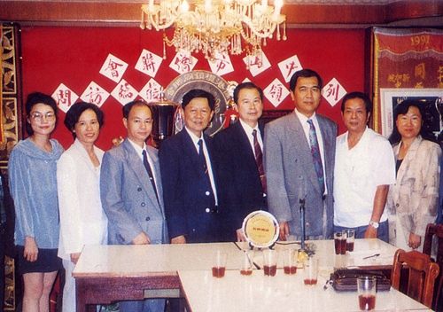 1995年12月，余華主席（左4）與僑聯(lián)領(lǐng)導(dǎo)拜訪香港欖鎮(zhèn)同鄉(xiāng)會.jpg