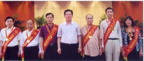 3、容余扶（右三）獲廣東省僑聯(lián)系統(tǒng)先進個人稱號。jpg.jpg