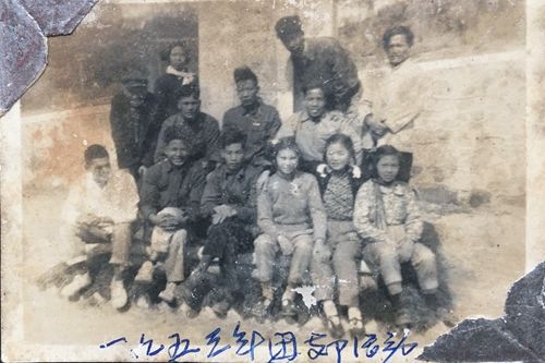 1953年麥惠蘭（前排右二）讀初中時(shí)參加團(tuán)支部活動(dòng).jpg