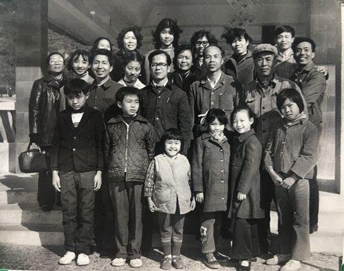 1980年麥惠蘭（三排中）帶領(lǐng)師生參加活動(dòng)。.jpg