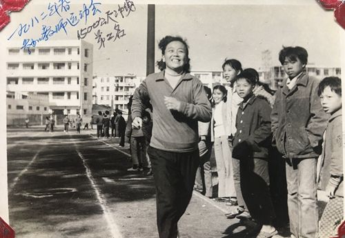 1982年麥惠蘭參加教師運(yùn)動(dòng)會(huì)獲女子1500米第二名。.jpg