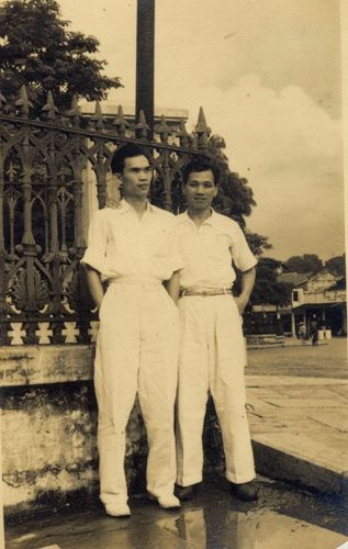 1947年陳慶發(fā)在新加坡加入中國(guó)民主同盟會(huì)，積極投入反蔣愛(ài)國(guó)活動(dòng)，為中國(guó)的民主、和平、統(tǒng)一貢獻(xiàn)力量。