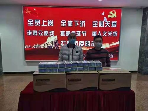 圖八：中山市僑界青年聯(lián)合會副會長李嘉聲向三角鎮(zhèn)捐贈口罩現(xiàn)場_副本.jpg