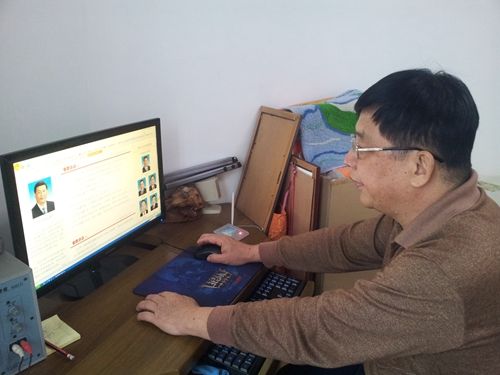 堅(jiān)持上網(wǎng)瀏覽新聞，鄧偉達(dá)讓自己保持與時(shí)代同步。.jpg