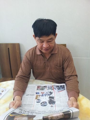 每天閱讀報(bào)紙新聞是鄧偉達(dá)的必修課。.jpg