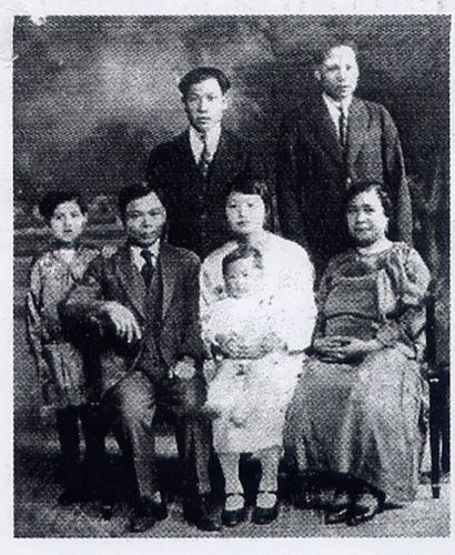 1929年甘岳雄家庭合影（前排懷中幼童為甘岳雄）.jpg