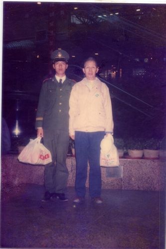 探望在部隊(duì)參軍的兒子.jpg