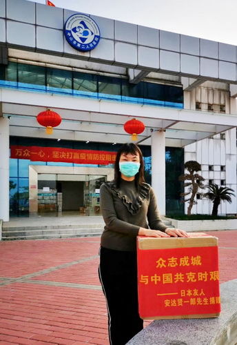 高妙葵將日本友人安達賢一郎捐贈的防疫物資送到市第二人民醫(yī)院_調(diào)整大小.jpg