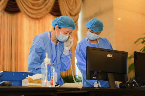 馮培協(xié)調(diào)安排境外旅客入住中轉(zhuǎn)隔離酒店 (2)_調(diào)整大小.jpg