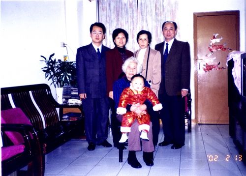 7、余長茂（右一）全家福。.jpg
