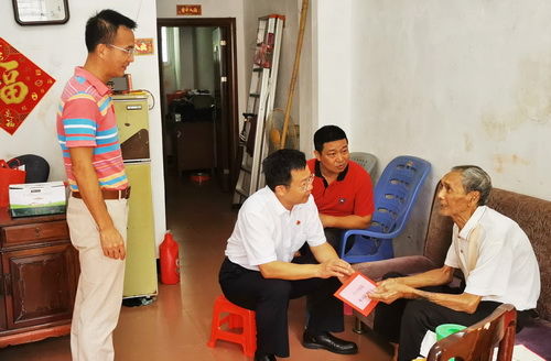 慰問(wèn)探訪南朗鎮(zhèn)的困難歸僑嚴(yán)文卜_調(diào)整大小.jpg