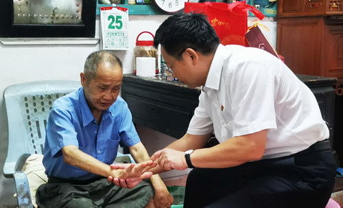慰問(wèn)探訪火炬開發(fā)區(qū)的困難歸僑孫偉添_調(diào)整大小.jpg