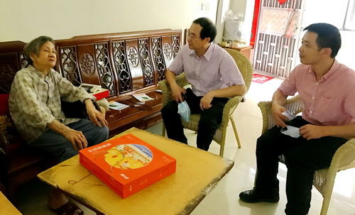 慰問(wèn)探訪黃圃鎮(zhèn)歸僑楊汝松夫人、東區(qū)困難歸僑楊禮權(quán)和大涌鎮(zhèn)僑眷羅漢祥1_調(diào)整大小.jpg
