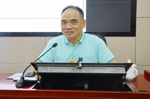 市委宣講團(tuán)成員、市社會建設(shè)研究院院長匡和平博士作《習(xí)近平談治國理政》第三卷的輔導(dǎo)報告_調(diào)整大小.jp