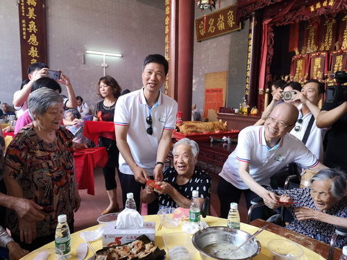 端午節(jié)，市僑聯(lián)副主席、澳門鄉(xiāng)親阮建昆回鄉(xiāng)，向80歲以上長(zhǎng)者派發(fā)利是。_調(diào)整大小.jpg