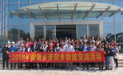 2019年旅港鄉(xiāng)親回鄉(xiāng)參觀熊貓棒球紀(jì)念場(chǎng)_調(diào)整大小.JPG